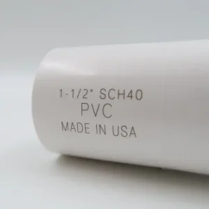 Faserlaserbeschriftung auf einem weißen PVC-Rohrverbindungsstück mit Produktangaben und Herkunftsland.