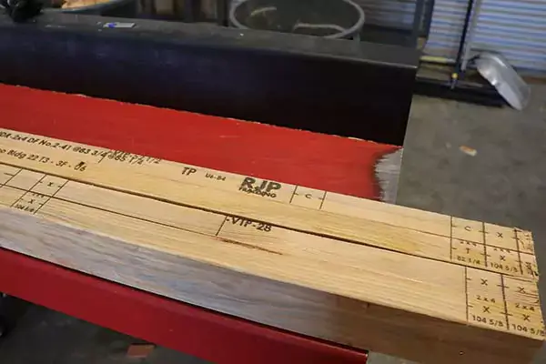 Markierungen auf 2x4-Holz, die auf eine RJP-Rahmenkonstruktion hinweisen.