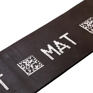 Weiße QR-Codes und der Schriftzug „MAT“, aufgedruckt auf einem schwarzen Gummistreifen zur Produktkennzeichnung.