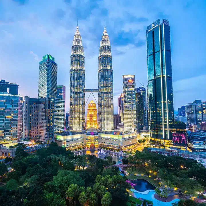 Die Skyline von Kuala Lumpur mit ihren hohen Gebäuden.