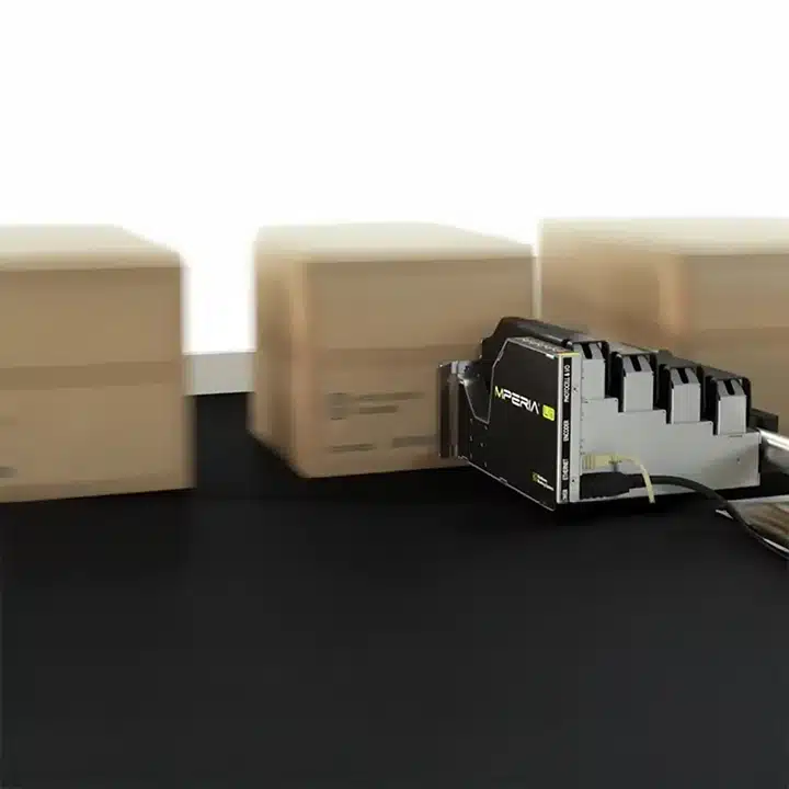 Tinte -Drucksystem der L-Serie, das Kartonagen während ihres Transports auf einem Produktionsförderband beschriftet.