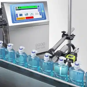 Ein Drucker der Linx 9000-Serie beschriftet Flaschen mit flüssiger Handseife auf einer Produktionslinie.
