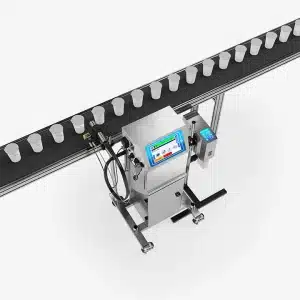 Draufsicht auf eine Etikettiermaschine der Linx 9000-Serie, die Becher auf einer Produktionslinie etikettiert.
