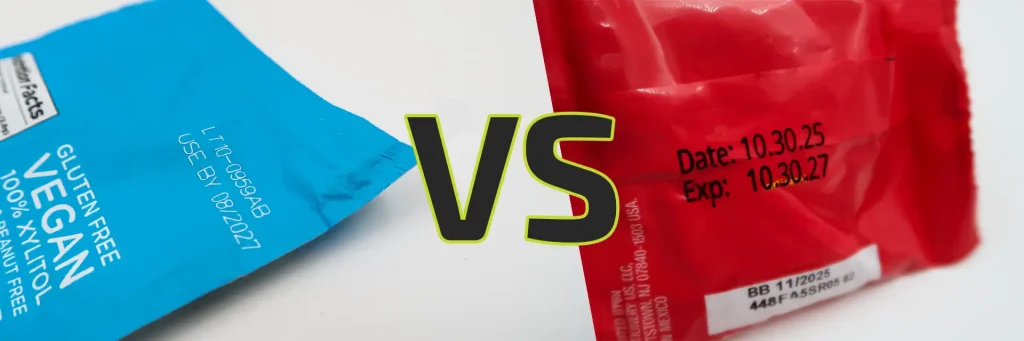 Direkter Vergleich zwischen der Lasermarkierung auf der blauen Verpackung und der Datumscodierung „ Tinte “ auf der roten Verpackung, getrennt durch eine VS-Grafik.