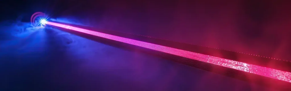 Ein leuchtend roter Laserstrahl, der sich vor einem dunklen Hintergrund mit blauer und violetter Beleuchtung erstreckt und die industrielle Lasermarkierungstechnologie symbolisiert.
