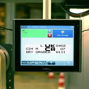 Matthews Marking Systems MPERIA-Touchscreen-Steuerung mit UKCA-Kennzeichnung sowie Produktidentifikationscodes für die Holzverarbeitung.