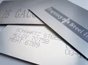Industrie- Tinte-gedruckte alphanumerische Codes und Kennzeichnungen auf überlappenden Metallblechen.