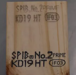 Vergleich zwischen CIJ- und „ MPERIA® V-Serie “-Valvejet-Druck auf Holz, wobei eine schwache CIJ-Markierung über einem größeren, dunkleren Valvejet-Code zu sehen ist.