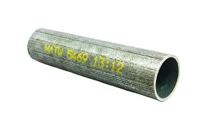 Metallrohr, das zur Produktidentifizierung und Rückverfolgbarkeit mittels industrieller „ Tinte “-Drucktechnik mit gelbem alphanumerischem Text gekennzeichnet ist.